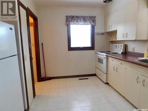 517 3Rd Avenue E, Assiniboia, SK - Indoor Photo Showing Kitchen