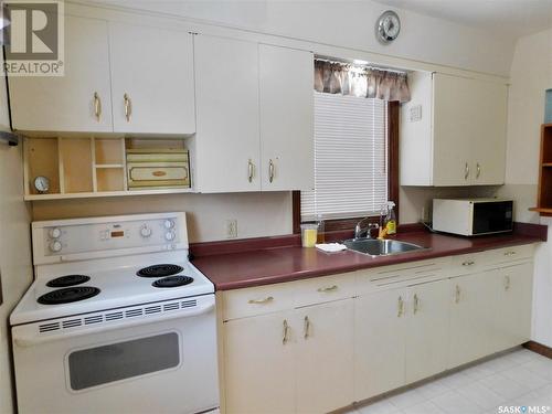 517 3Rd Avenue E, Assiniboia, SK - Indoor Photo Showing Kitchen