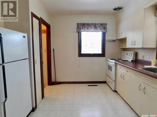 517 3Rd Avenue E, Assiniboia, SK - Indoor Photo Showing Kitchen