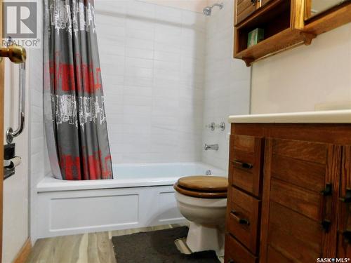517 3Rd Avenue E, Assiniboia, SK - Indoor Photo Showing Bathroom
