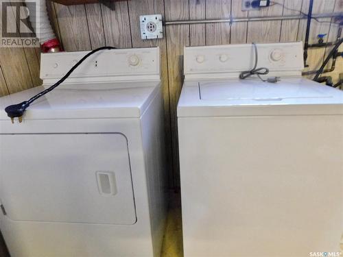 517 3Rd Avenue E, Assiniboia, SK - Indoor Photo Showing Laundry Room