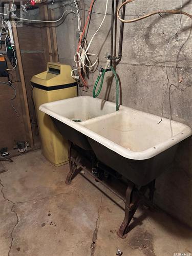 216 3Rd Avenue W, Kindersley, SK - Indoor