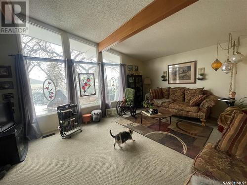 1001 2Nd Street W, Kindersley, SK - Indoor Photo Showing Living Room