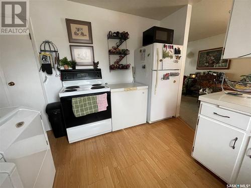 1001 2Nd Street W, Kindersley, SK - Indoor Photo Showing Kitchen