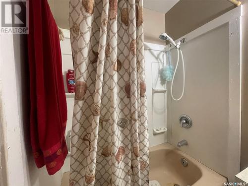 1001 2Nd Street W, Kindersley, SK - Indoor Photo Showing Bathroom