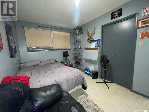 1001 2Nd Street W, Kindersley, SK - Indoor Photo Showing Bedroom
