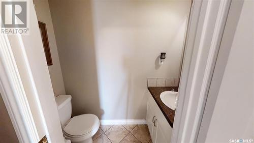 801 13Th Avenue E, Kindersley, SK - Indoor Photo Showing Bathroom