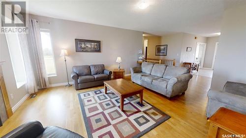 801 13Th Avenue E, Kindersley, SK - Indoor Photo Showing Living Room