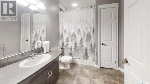 801 13Th Avenue E, Kindersley, SK - Indoor Photo Showing Bathroom
