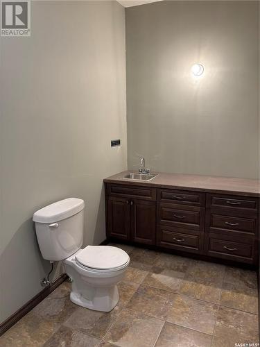 801 13Th Avenue E, Kindersley, SK - Indoor Photo Showing Bathroom