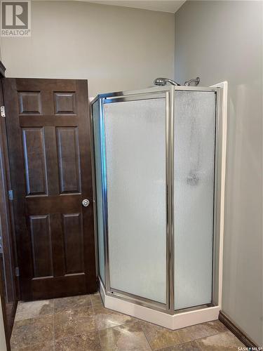 801 13Th Avenue E, Kindersley, SK - Indoor Photo Showing Bathroom