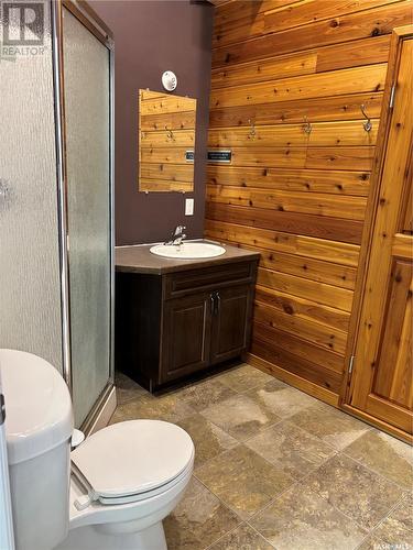 801 13Th Avenue E, Kindersley, SK - Indoor Photo Showing Bathroom