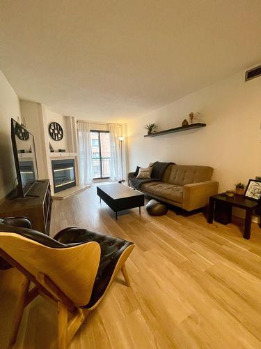 Living room - 404-525 Rue Lucien-L'Allier, Montréal (Ville-Marie), QC - Indoor Photo Showing Living Room With Fireplace