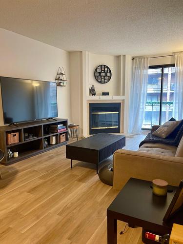 Living room - 404-525 Rue Lucien-L'Allier, Montréal (Ville-Marie), QC - Indoor Photo Showing Living Room With Fireplace