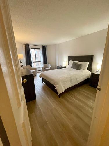 Primary bedroom - 404-525 Rue Lucien-L'Allier, Montréal (Ville-Marie), QC - Indoor Photo Showing Bedroom