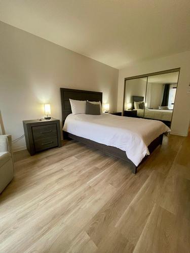 Primary bedroom - 404-525 Rue Lucien-L'Allier, Montréal (Ville-Marie), QC - Indoor Photo Showing Bedroom