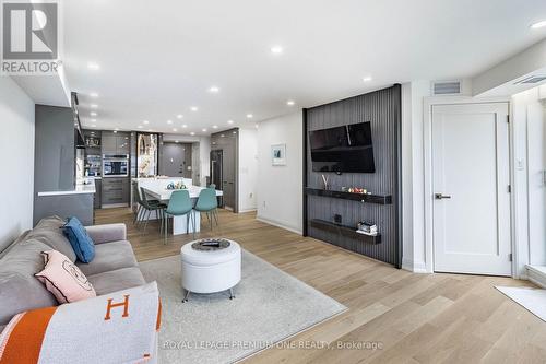 207 - 100 Arbors Lane, Vaughan, ON - Indoor Photo Showing Living Room