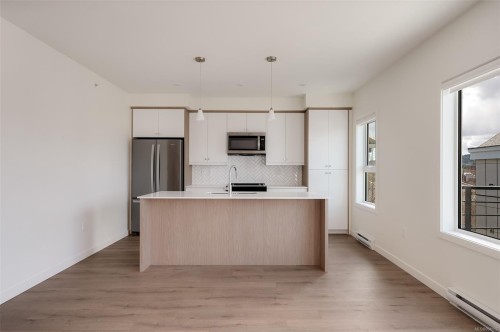 202-9716 Third St  Sidney, BC V8L 3A2