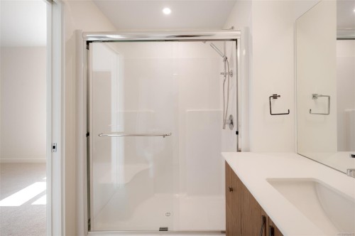 202-9716 Third St, Sidney, BC - Indoor Photo Showing Bathroom