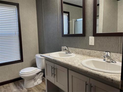 ensuite - E10 1545 Main Street E, Swan River, MB - Indoor Photo Showing Bathroom