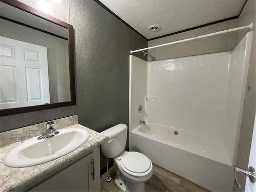 2nd Full bathroom - E10 1545 Main Street E, Swan River, MB - Indoor Photo Showing Bathroom