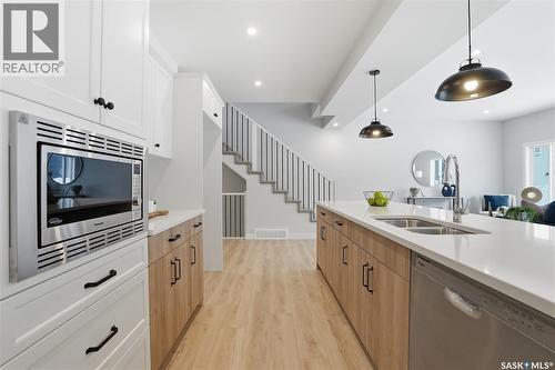 372 Leskiw Bend, Saskatoon, SK - Indoor Photo Showing Kitchen With Double Sink With Upgraded Kitchen