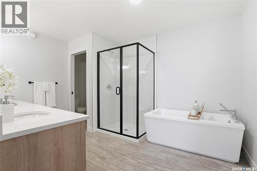 372 Leskiw Bend, Saskatoon, SK - Indoor Photo Showing Bathroom