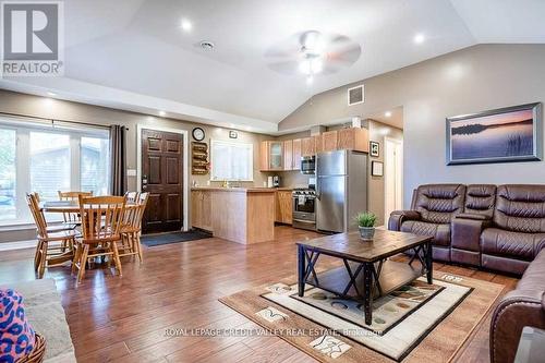 230 Robins Point Road, Tay, ON - Indoor Photo Showing Living Room