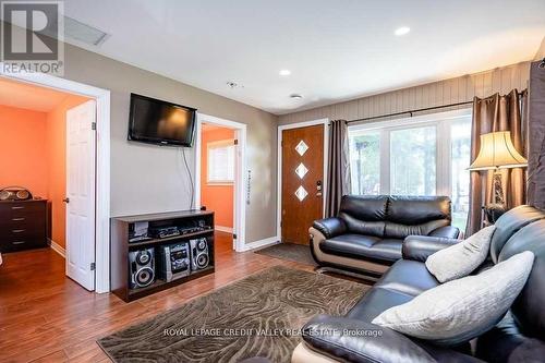 230 Robins Point Road, Tay, ON - Indoor Photo Showing Living Room