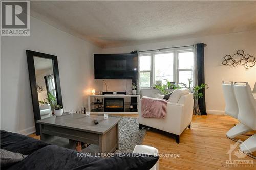 55 Glendale Avenue, Ottawa, ON - Indoor Photo Showing Living Room