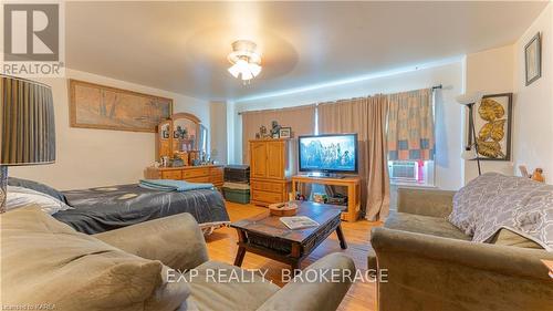 139 Lorne Avenue, Quinte West, ON - Indoor Photo Showing Living Room