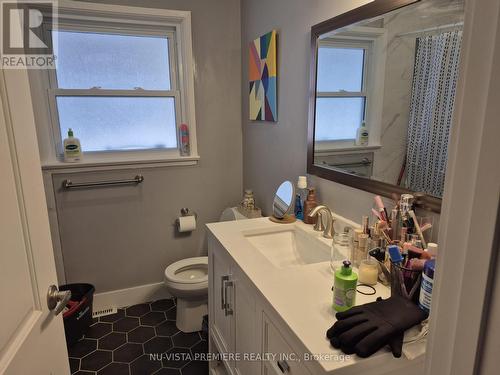 324 Auburn Avenue, London, ON - Indoor Photo Showing Bathroom