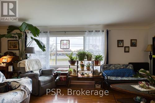 514 Krug Street, Kitchener, ON - Indoor Photo Showing Living Room