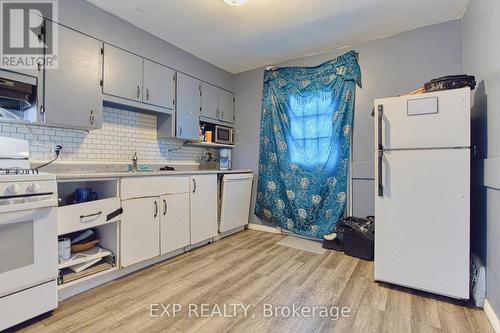 134 Rosslyn Avenue N, Hamilton, ON - Indoor Photo Showing Kitchen