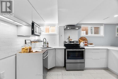 1972 Royal Crescent, London, ON - Indoor Photo Showing Kitchen