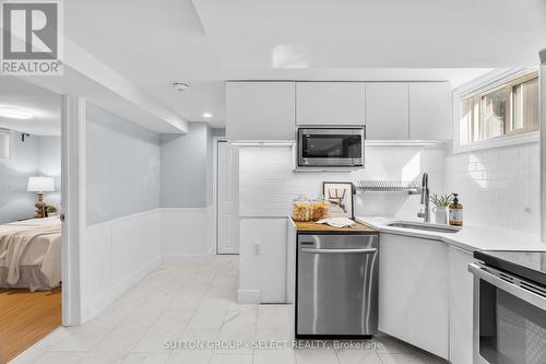 1972 Royal Crescent, London, ON - Indoor Photo Showing Kitchen With Upgraded Kitchen