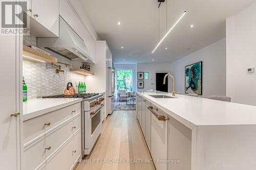 195 Albany Avenue, Toronto, ON - Indoor Photo Showing Kitchen With Upgraded Kitchen