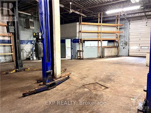 109-111 Marier Avenue, Ottawa, ON - Indoor Photo Showing Garage