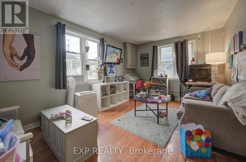 324 Maple Avenue, Kitchener, ON - Indoor Photo Showing Living Room