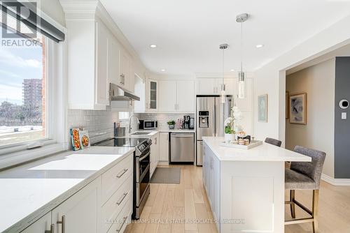 793 Third Street, Mississauga, ON - Indoor Photo Showing Kitchen With Upgraded Kitchen