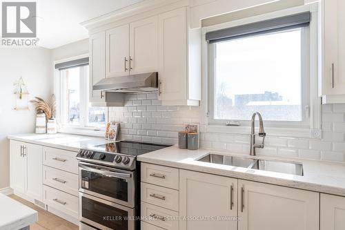 793 Third Street, Mississauga, ON - Indoor Photo Showing Kitchen With Double Sink With Upgraded Kitchen