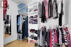 large walk-in- closet - 