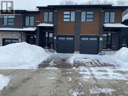 916 ROBERT FERRIE DRIVE  Kitchener, ON N2R 0P2