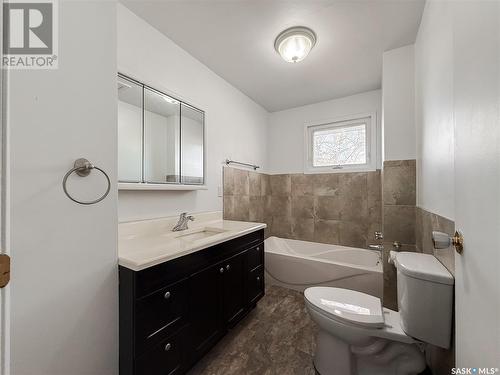 106 1St Street, Gull Lake, SK - Indoor Photo Showing Bathroom