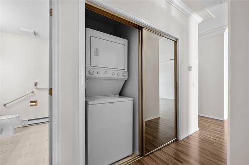 127-877 Klo Road, Kelowna, BC - Indoor Photo Showing Laundry Room
