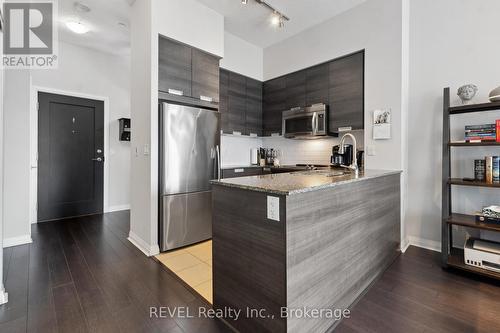 310 - 75 Eglinton Avenue W, Mississauga (Hurontario), ON - Indoor Photo Showing Kitchen With Upgraded Kitchen