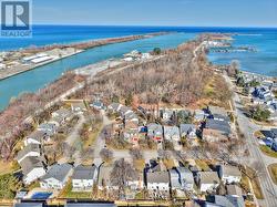 Close tot he lake, beach and park. - 