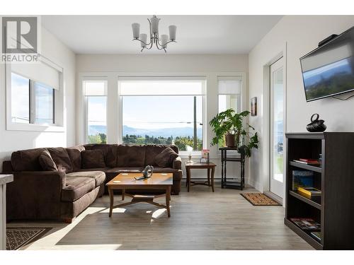 2822 Ourtoland Road, West Kelowna, BC - Indoor Photo Showing Living Room