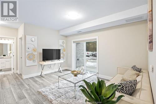 190 Main Street East Unit# 410, Kingsville, ON - Indoor Photo Showing Living Room
