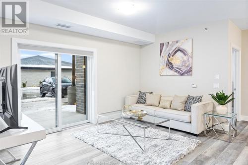 190 Main Street East Unit# 410, Kingsville, ON - Indoor Photo Showing Living Room